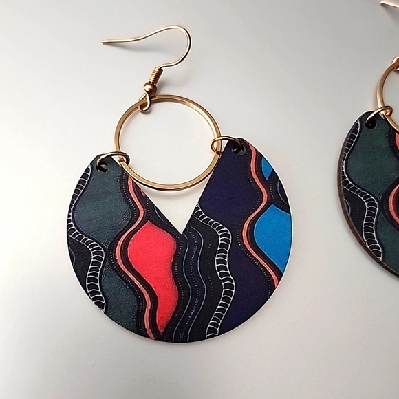 Boho Gypsy Wood  70s pattern Colorful  Gold Dangle Earrings - Picture 2 of 3